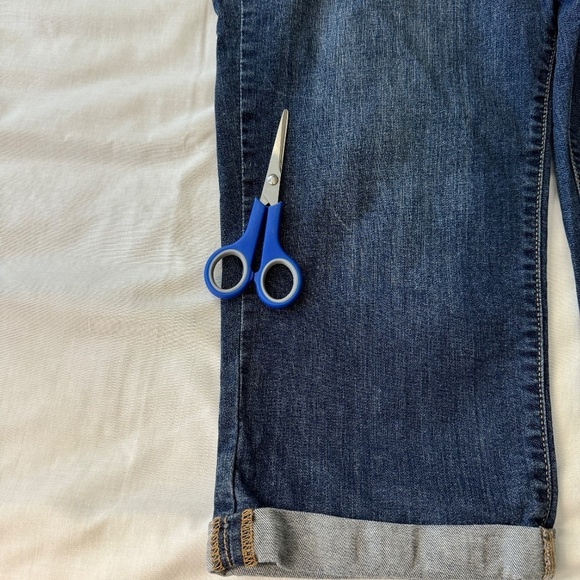 Denizen Levi's Women's Medium Wash Capri Jeans Rolled Hems Blue 14 Stretch Faded - Picture 15 of 16